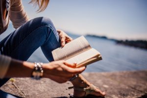reading helps relieve pain